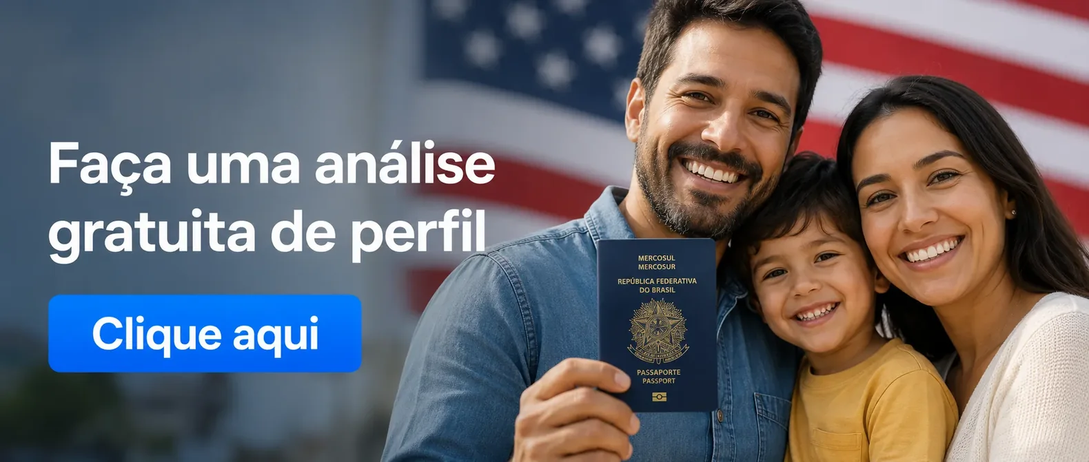 Pai, mãe e criança sorrindo, com o passaporte brasileiro em destaque e a bandeira dos Estados Unidos ao fundo Pai, mãe e criança sorrindo, com o passaporte brasileiro em destaque e a bandeira dos Estados Unidos ao fundo