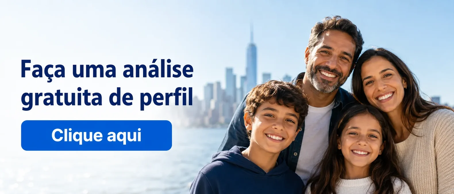 Família brasileira sorrindo com Nova York ao fundo Família brasileira sorrindo com Nova York ao fundo