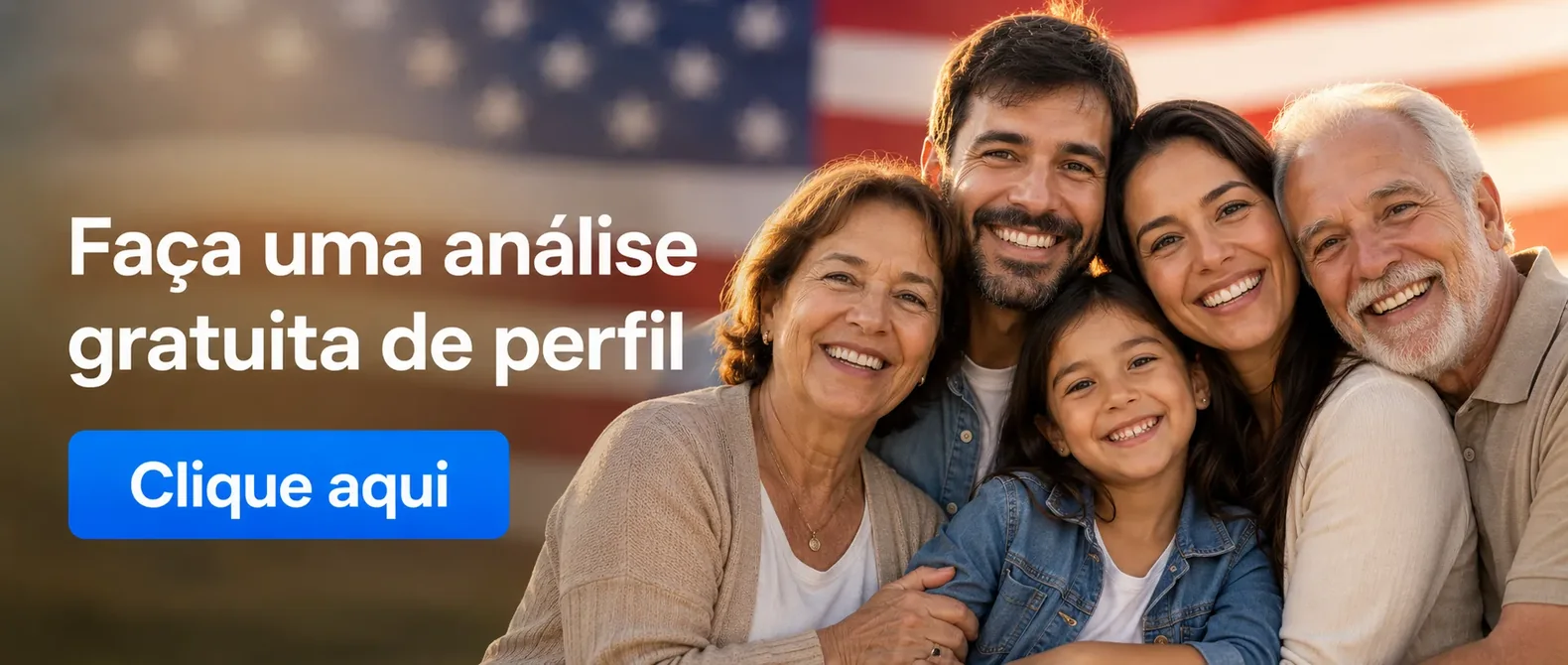Família brasileira de três gerações sorrindo diante da bandeira dos Estados Unidos Família brasileira de três gerações sorrindo diante da bandeira dos Estados Unidos