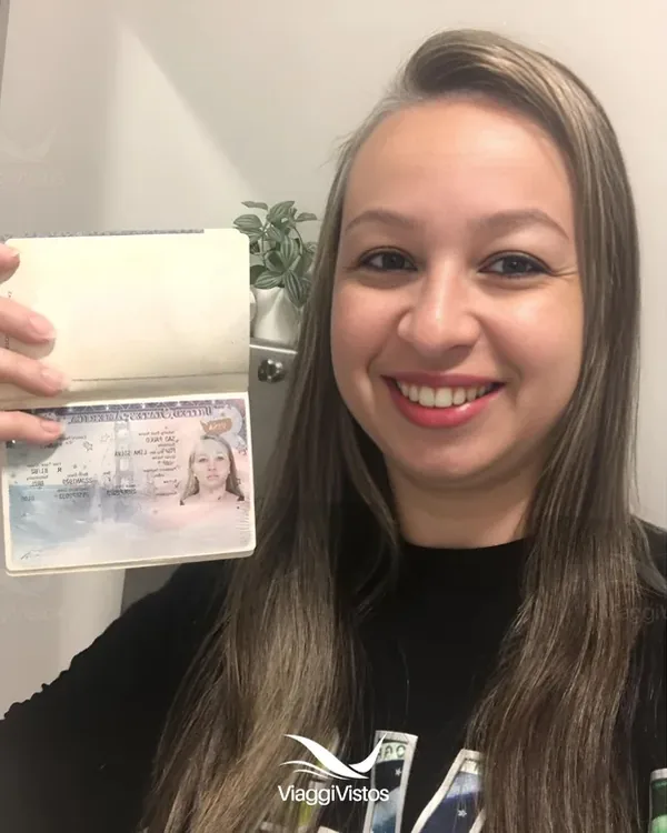 Cliente da Viaggi Vistos com o visto americano aprovado
